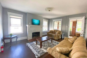3 BDRM Apartment with 6 Beds, Pet Friendly, 2 Blocks to Beach